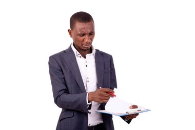 Yakışıklı, ciddi bir iş adamının portresi. Panoya belge imzalıyor..