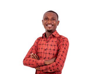 Kameraya gülümserken kollarını kavuşturan yakışıklı bir iş adamının portresi.