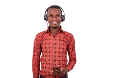 Gülümserken kulaklıkla müzik dinleyen genç bir iş adamının portresi..