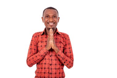 Yakışıklı, mutlu, genç bir iş adamının portresi. Elleri birarada, gülümsüyor..