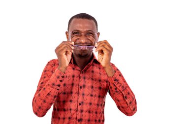 Kameraya gülümserken optik gözlük takan yakışıklı bir gencin portresi..