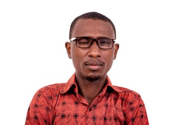 Kareli gömlekli yakışıklı bir adam beyaz bir arka planda gözlük takıyor.