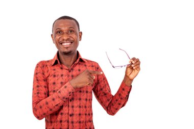 Kameraya gülümserken optik gözlükleri gösteren yakışıklı bir gencin portresi..