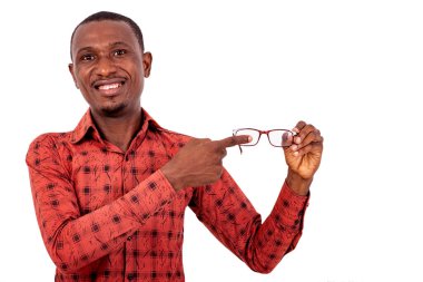 Beyaz arka planda duran kareli gömlekli yakışıklı adam kırık camlar gösteriyor ve gülümseyen kameraya bakıyor..