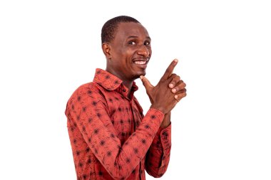 Kameraya gülümserken parmaklarını kenarda gösteren yakışıklı bir iş adamının portresi..