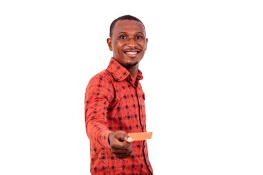 Kameraya gülümserken kredi kartı veren yakışıklı bir gencin portresi..