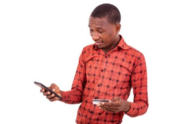 Elinde cep telefonu ve gülümseyen bir kredi kartı olan yakışıklı bir gencin portresi..