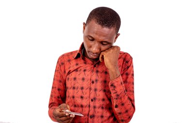 Yanaktan el ele tutuşup kredi kartına bakan üzgün bir gencin portresi..