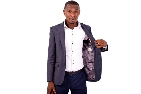 Портрет Молодого Бізнесмена Який Показує Внутрішню Частину Куртки Дивлячись Камеру — стокове фото