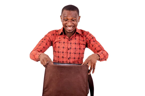 Jovem Homem Negócios Feliz Olhando Para Sua Bolsa Enquanto Sorri — Fotografia de Stock