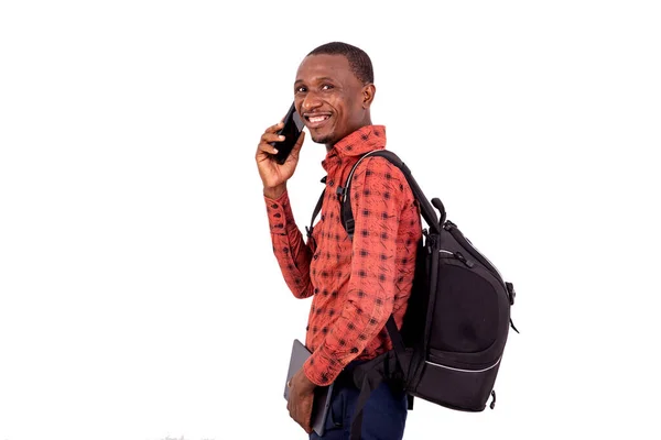 Молодой Студент Рюкзаком Разговаривает Мобильному Телефону Улыбаясь Камеру — стоковое фото