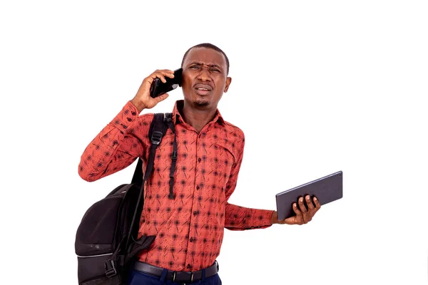 Retrato Jovem Empresário Preocupado Segurando Tablet Digital Falando Celular — Fotografia de Stock