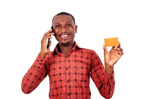 Retrato Jovem Falando Celular Enquanto Mostra Cartão Crédito Sorrindo — Fotografia de Stock