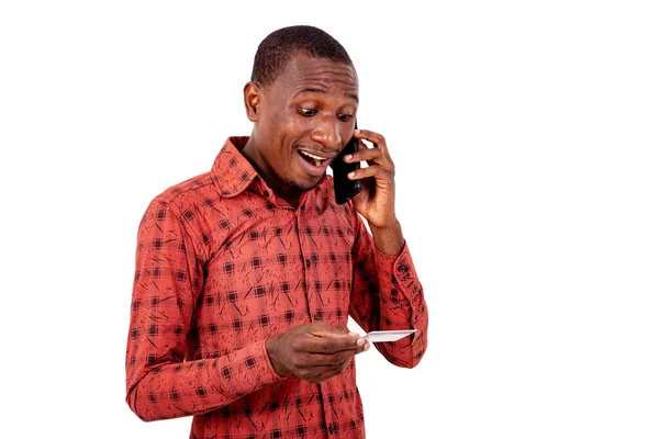 Retrato Jovem Falando Celular Enquanto Segurava Cartão Crédito Sorrindo — Fotografia de Stock