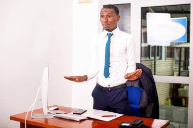 Ciddi bir iş adamının portresi. Ofiste durmuş ellerini sallıyor..