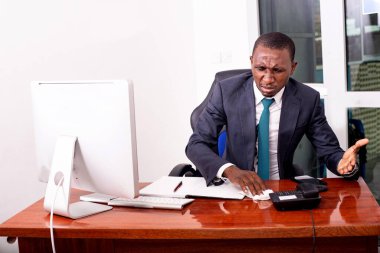 Ofis masasını mendille silen kızgın genç bir iş adamının portresi..