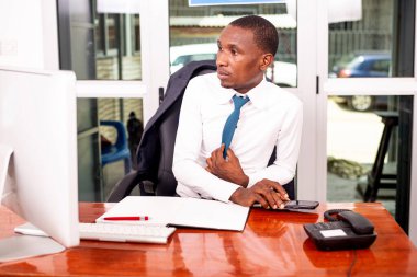 Ofiste dizüstü bilgisayarla çalışan genç bir iş adamının portresi..