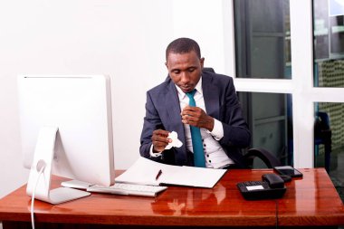 Ofiste çalışan genç bir iş adamının portresi..