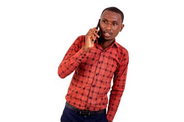 Cep telefonuyla konuşan ciddi bir iş adamının portresi..