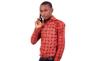 Cep telefonuyla konuşan ciddi bir iş adamının portresi..
