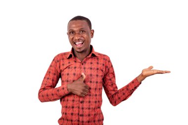 Yakışıklı genç bir iş adamının portresi kameraya gülümserken başparmağını gösteriyor..