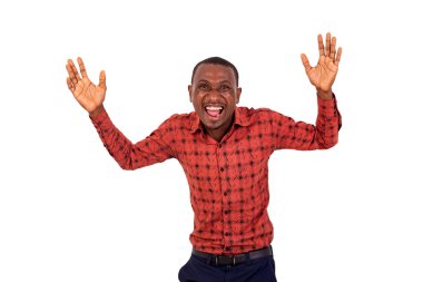 Yakışıklı, mutlu, genç bir işadamının portresi. Gülümserken komik suratlar yapıyor..