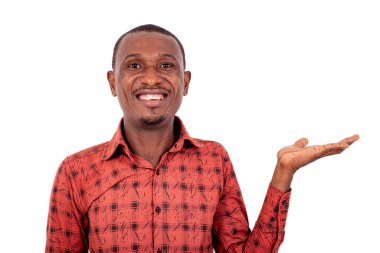 Kameraya gülümserken avucunda boşluk gösteren yakışıklı bir iş adamının portresi..