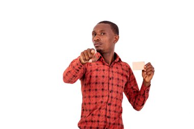 Elinde kredi kartıyla ileri doğru işaret eden yakışıklı bir iş adamının portresi..