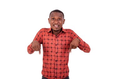 Kameraya gülümseyen genç ve yakışıklı bir iş adamının portresi..