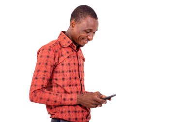 Gülümseyen bir cep telefonu kullanan yakışıklı bir iş adamının portresi..