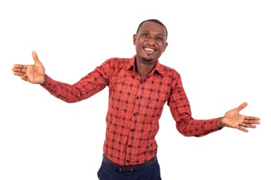 Kameraya gülümseyen genç ve mutlu bir adamın portresi..