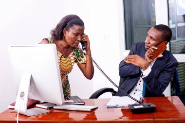 Telefonda iletişim kuran bir işadamı ve sekreterinin portresi..