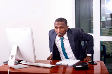 Ofis koltuğunda oturan takım elbiseli yakışıklı bir işadamı..