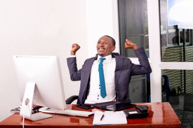 Ofiste uzanan ve gülümseyen yorgun bir iş adamının portresi..