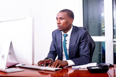 Ofiste dizüstü bilgisayarla çalışan genç bir iş adamının portresi..