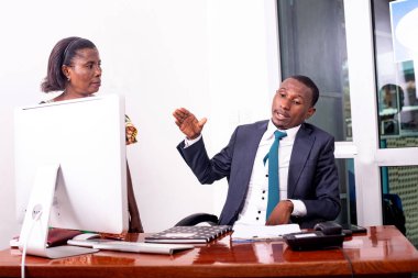 Ciddi bir genç işadamı ve sekreterinin ofiste sohbet ederken portresi..