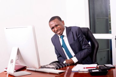 Ofiste mide ağrısından muzdarip genç bir iş adamının portresi..