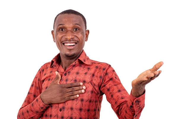 Beyaz arka planda duran kareli gömlekli yakışıklı bir işadamı gülümseyen bir şey gösteriyor..