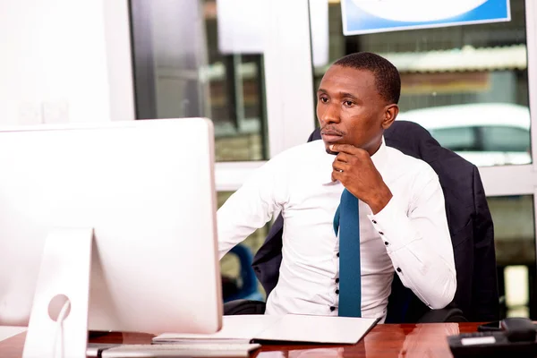 Молодий Бізнесмен Сидить Своєму Офісі Працюючи Використанням Комп Ютера Виглядаючи — стокове фото