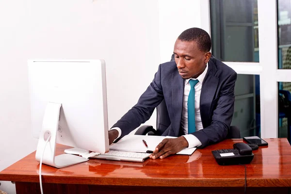 Portret Van Een Jonge Zakenman Werkt Laptop Het Kantoor — Stockfoto