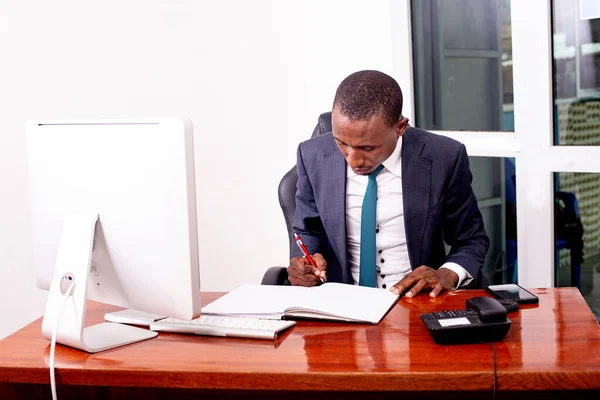 Hombre Negocios Serio Sentado Frente Computadora Oficina Firmando Documentos Oficina —  Fotos de Stock