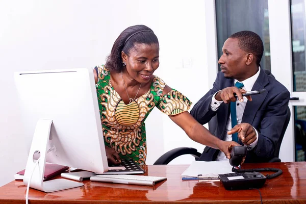 Eine Schöne Sekretärin Lendenschurkleid Die Büro Mit Telefon Steht Und — Stockfoto