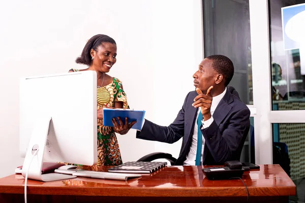 Портрет Серйозного Бізнесмена Його Секретарки Які Працюють Разом Офісі Посміхаючись — стокове фото