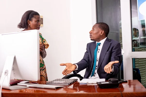 Ciddi bir genç işadamı ve sekreterinin ofiste sohbet ederken portresi..