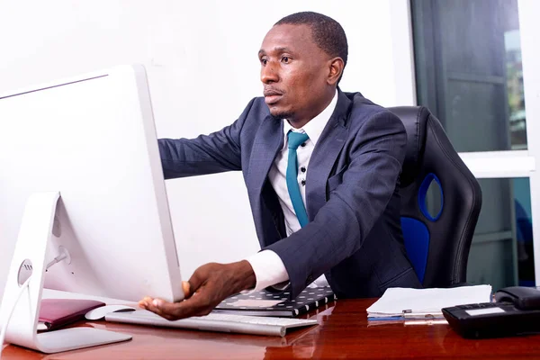 Retrato Joven Empresario Serio Que Trabaja Ordenador Portátil Oficina —  Fotos de Stock