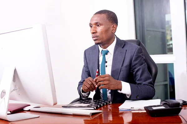 Retrato Joven Empresario Concentrado Que Trabaja Ordenador Portátil Oficina —  Fotos de Stock