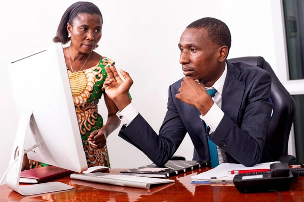 Porträt Eines Jungen Geschäftsmannes Und Seiner Sekretärin Die Gemeinsam Büro — Stockfoto