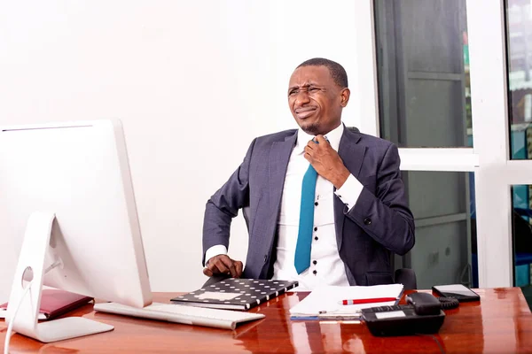 Hombre Negocios Sentado Frente Computadora Oficina Aflojando Corbata —  Fotos de Stock