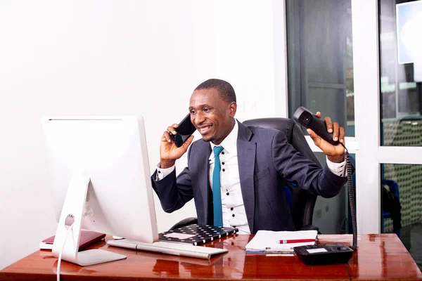 Portret Van Een Zakenman Die Kantoor Met Een Mobiele Telefoon — Stockfoto