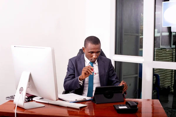 Hombre Negocios Que Trabaja Oficina Mientras Hace Videollamada Tableta Digital —  Fotos de Stock